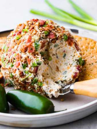طرز تهیه توپ پنیر بیکن جالاپینو، پیش غذای لذیذ و خامه ای